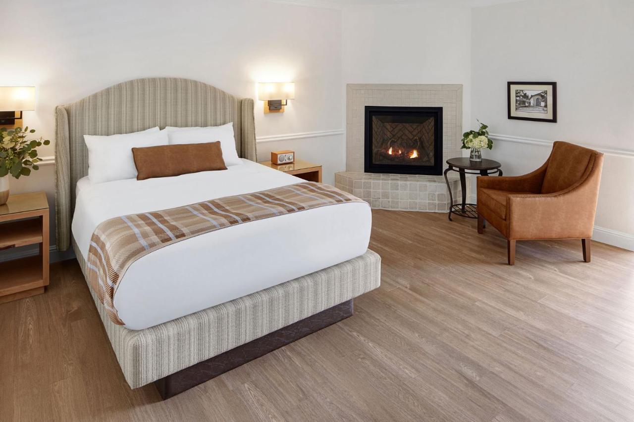 Deluxe Queen Fireplace